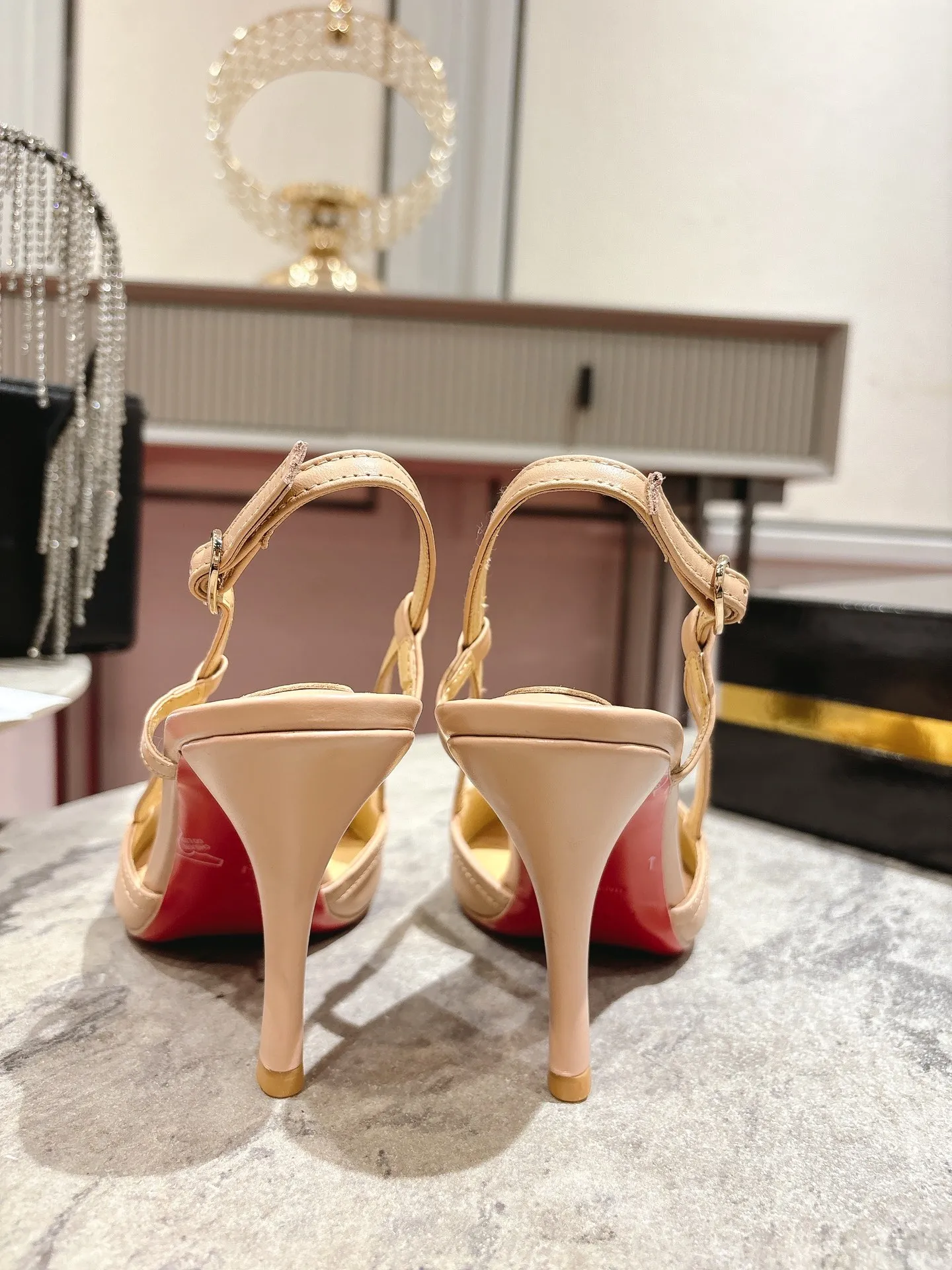 👟👟Ex-factory price 640👟👟 🆑❥∙Back empty sandals🦋✪ꫛꫀw.✔︎ Featuring a slightly pointed toe and slim straps, this model is crafted in white calfskin with an 85mm heel height and added hand-placed crystals on the front. It features our signature Louboutin red sole with Christian Louboutin's signature and heart-shaped stamped logo on the insole. Size: 34 yards-43 yards (34.40.41.42. Customized, non-refundable and non-exchangeable‼️, 43 yards➕20💰) Heel height: 8.5 Color: white black